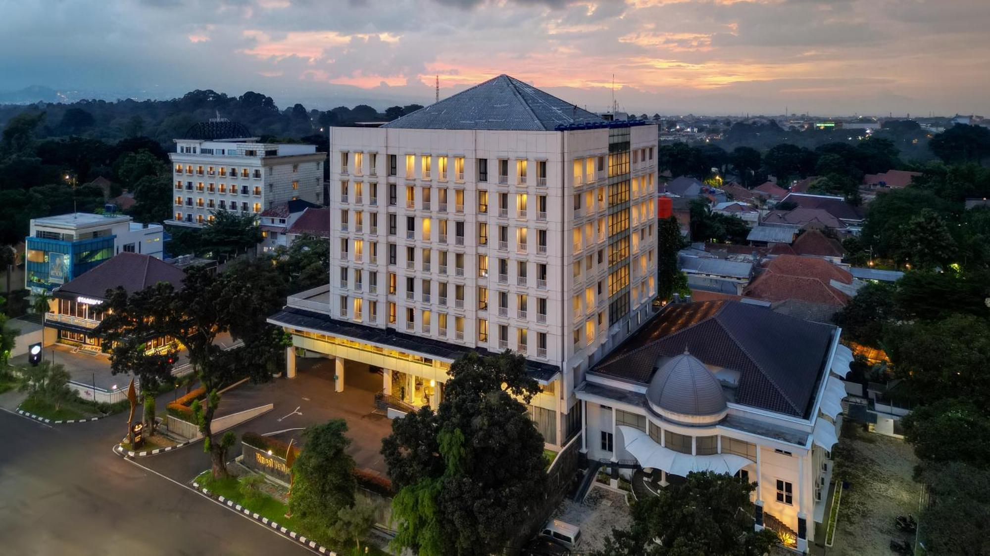 Royal Padjadjaran Hotel Богор Экстерьер фото